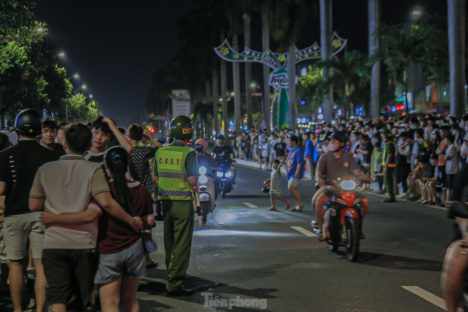 Las calles de Da Nang están abarrotadas en la noche del Festival del Medio Otoño foto 9