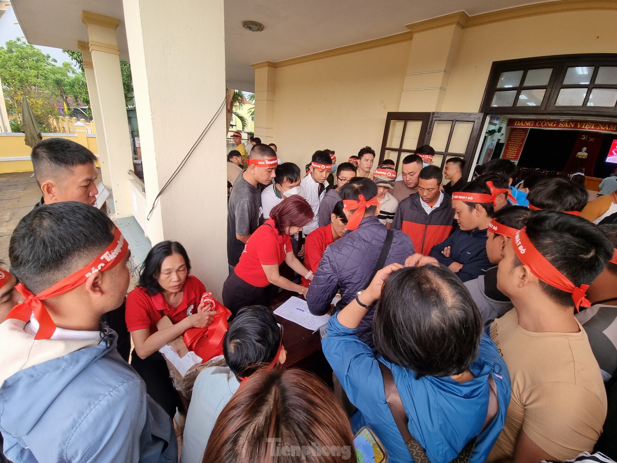 Hoi An ancient town residents brave the rain to donate blood on Red Sunday photo 8