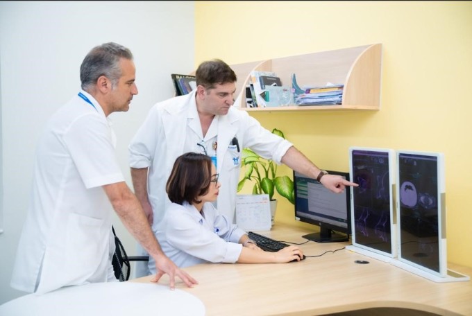 Bác sỹ Erwan Debuc, Giám đốc Y tế HFH (bác sĩ nam, bên phải ảnh) trao đổi với các bác sĩ. Ảnh: BVCC