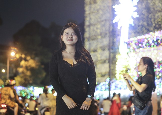 호치민시 크리스마스 이브에 미녀들이 아름다움을 뽐내고 있다 (사진 4)