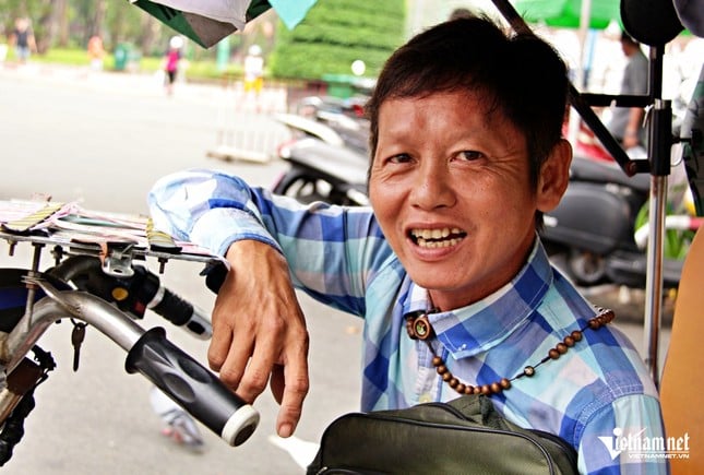 Un vendeur de billets de loterie à Ho Chi Minh-Ville achète de la nourriture pour « soigner » les oiseaux sauvages afin de soulager la solitude. Photo 1