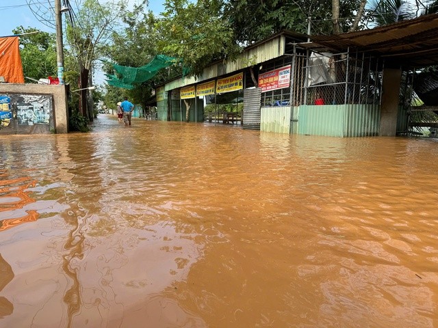 ជិះទូកលេងក្នុងទីធ្លាសាលាក្នុងទីក្រុង Bien Hoa សិស្សរាប់ពាន់នាក់ត្រូវស្នាក់នៅផ្ទះពីសាលា រូបថត ៤