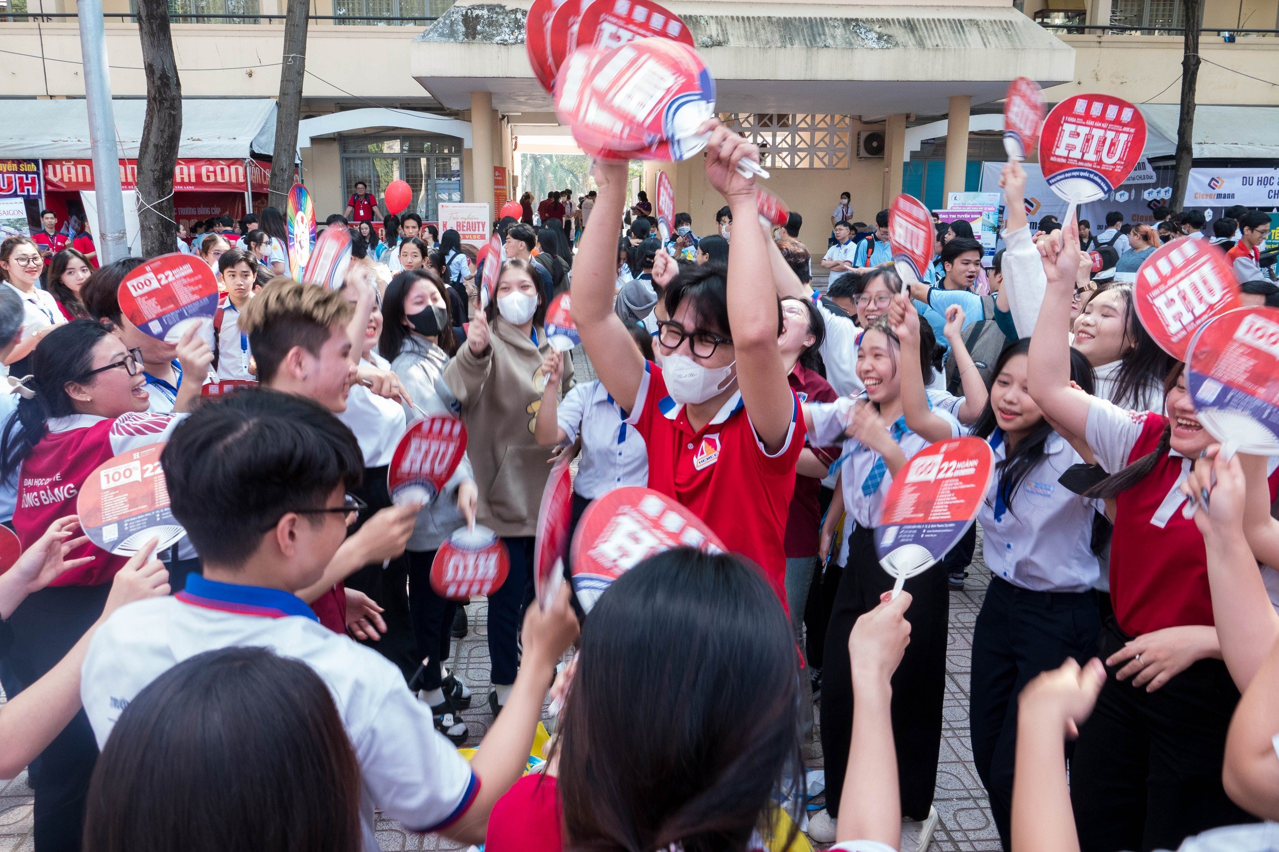 Học sinh Đồng Nai ‘quẩy hết mình’: ‘Đua tài’ văn nghệ, không ngừng hát nhảy tưng bừng- Ảnh 4.