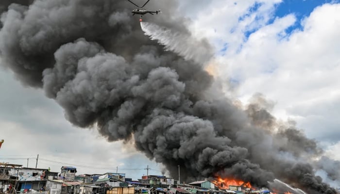 フィリピンのスラム街で起きた恐ろしい火災のビデオと画像