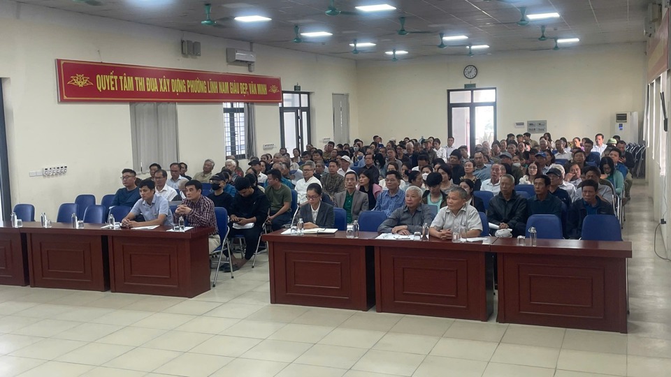 Mehr als 100 Vertreter der Bevölkerung des Küstengebiets des Bezirks Linh Nam nahmen teil und leisteten Beiträge für die Regierung und die Beratungseinheit. Foto HM