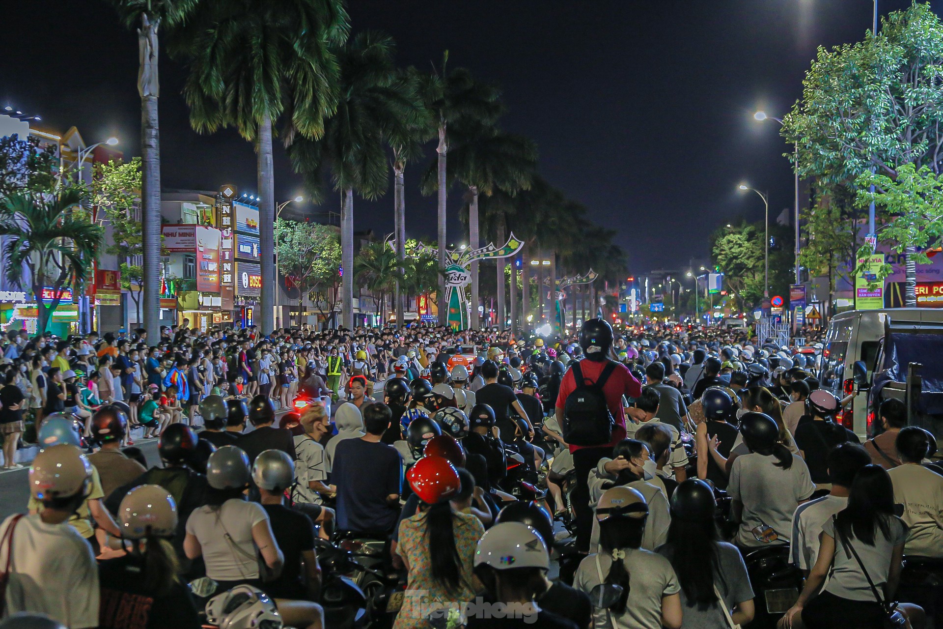 Las calles de Da Nang están abarrotadas en la noche del Festival del Medio Otoño foto 6