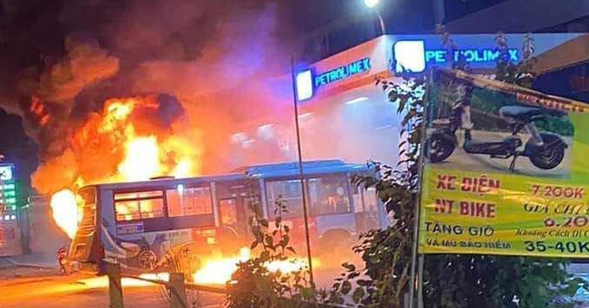 Un bus prend feu dans une station-service à Hanoi