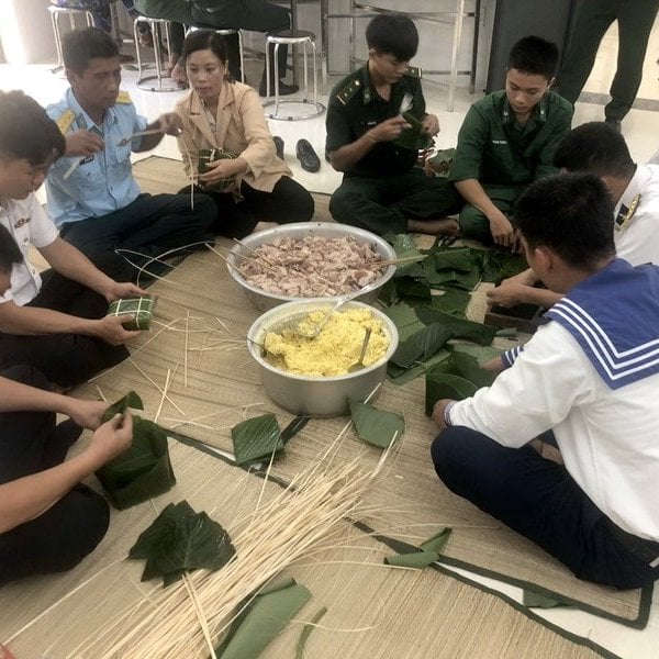 Envolviendo pasteles Chung para dárselos a personas desfavorecidas en la isla Binh Ba para celebrar el Tet