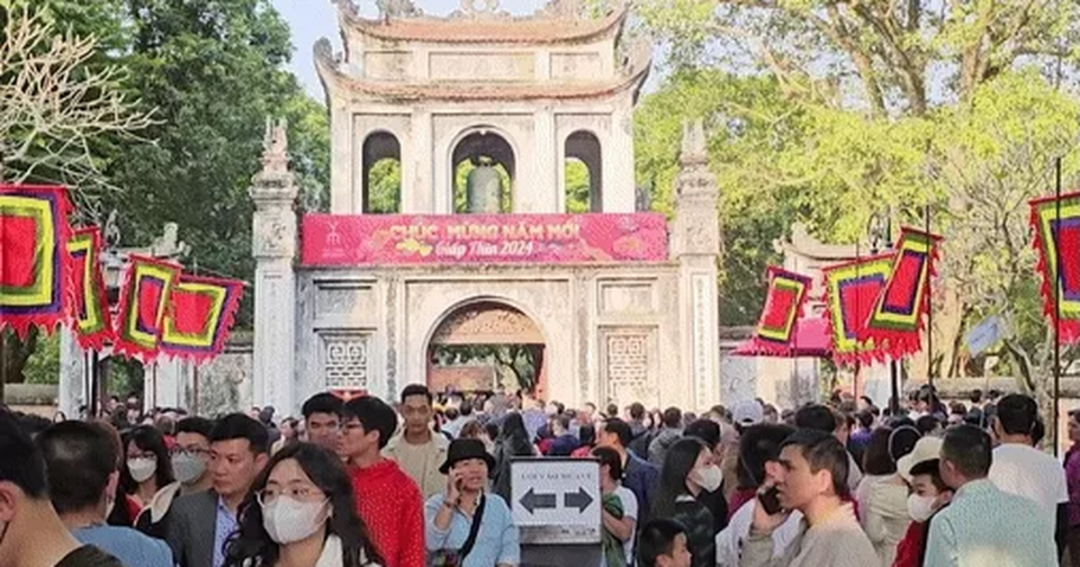 Muchas atracciones turísticas en Hanoi están sobrecargadas y los turistas hacen colas de cientos de metros para comprar entradas.