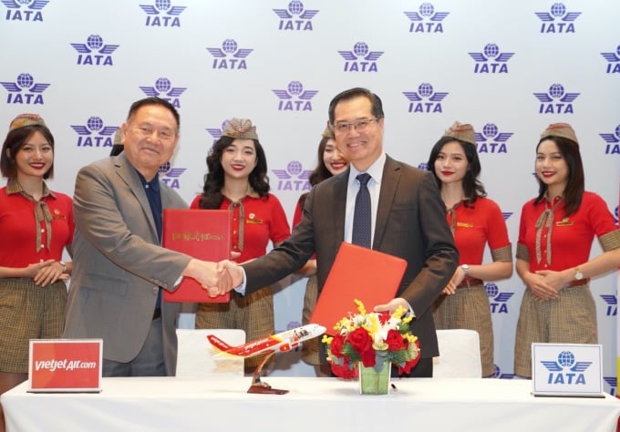 Ông Philip Goh (phải) - Phó chủ tịch IATA khu vực Châu Á - Thái Bình Dương và ông Lương Thế Phúc (trái) - Phó tổng giám đốc Vietjet, Chủ tịch Học viện Hàng không Vietjet ký hợp tác đưa Học viện Hàng không Vietjet tham gia mạng lưới đào tạo quốc tế của IATA. Ảnh: Quang Nguyễn