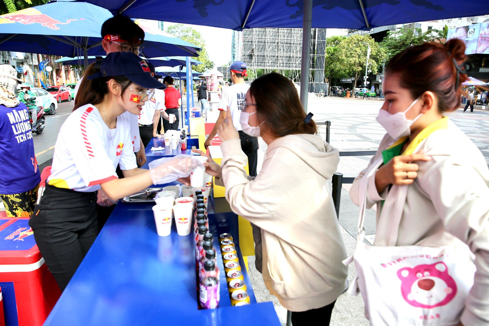 Red Bull Fanzone: Du khách nước ngoài hào hứng tiếp lửa U.22 Việt Nam - Ảnh 5.