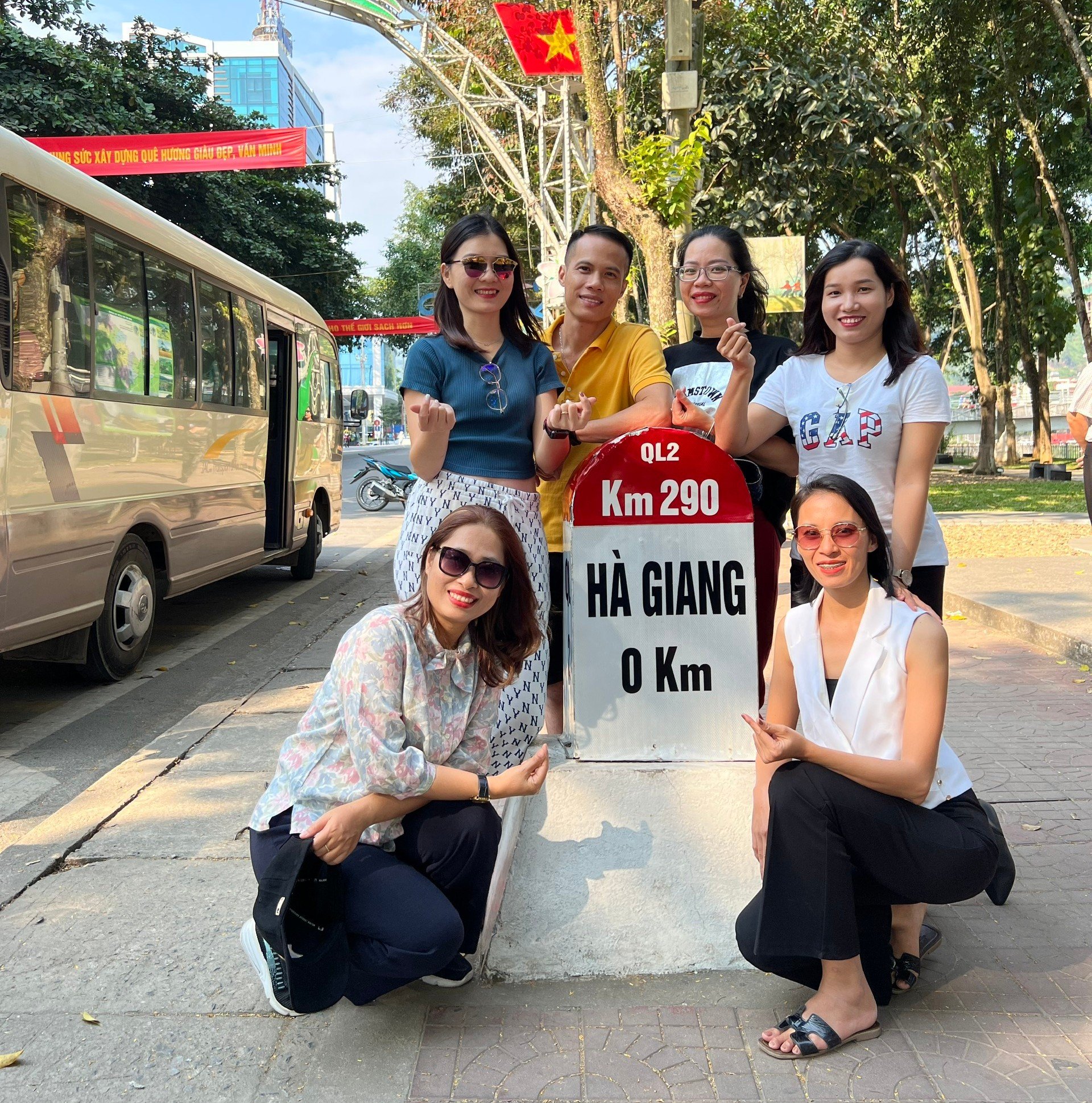 Nhổ bỏ cột mốc số 0 - điểm check-in 'không thể bỏ qua' ở Hà Giang - Ảnh 2.