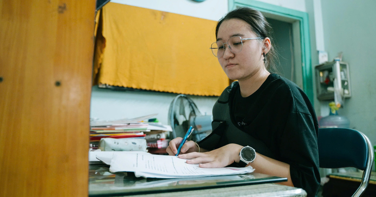 Portant des vêtements de deuil trois fois en neuf mois, une étudiante travaille pour soutenir ses deux jeunes frères et sœurs, et réussit quand même à obtenir un diplôme à l'Université bancaire de Ho Chi Minh-Ville