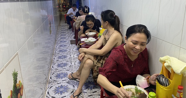 Unique 1 meter wide noodle shop in Ho Chi Minh City, 36 years old: Still crowded with customers