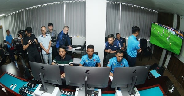 FIFA comes to Vietnam to teach VAR again, female referee unexpectedly appears