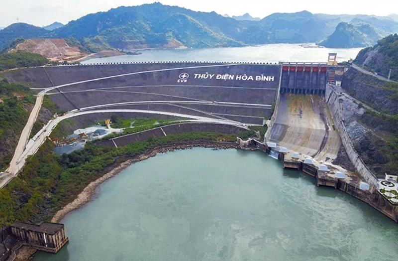 Heute 12 Uhr mittags, Schließung des verbleibenden unteren Überlaufs des Hoa Binh-Wasserkraftwerks