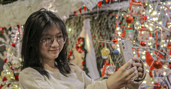 Los jóvenes de Da Nang dan la bienvenida con entusiasmo al ambiente navideño anticipado