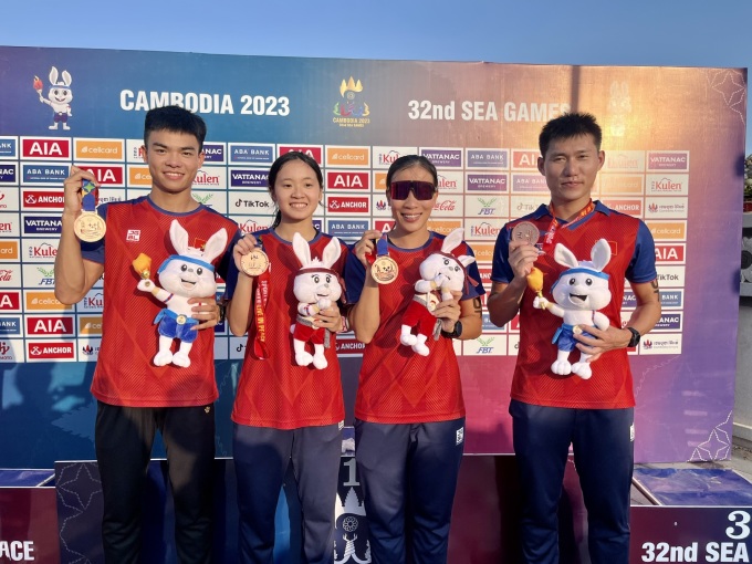 Kim Tuyến (đeo kính), Đình Duân (ngoài cùng bên phải) chụp ảnh cùng huy chương SEA Games 32. Ảnh: nhân vật cung cấp