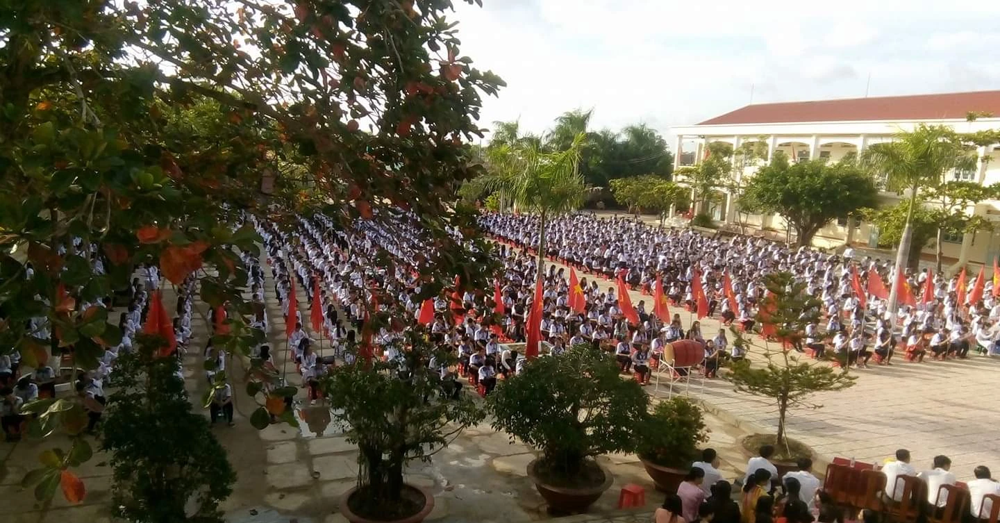 Hiệu trưởng Trường THPT Phú Hưng dạy lồng ghép môn hướng nghiệp vào... tiết chào cờ - Ảnh 1.