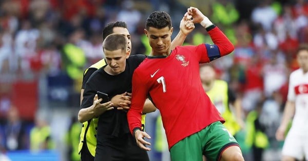 6 fan cuồng lao vào sân 'săn' Ronaldo, UEFA mở cuộc điều tra gấp