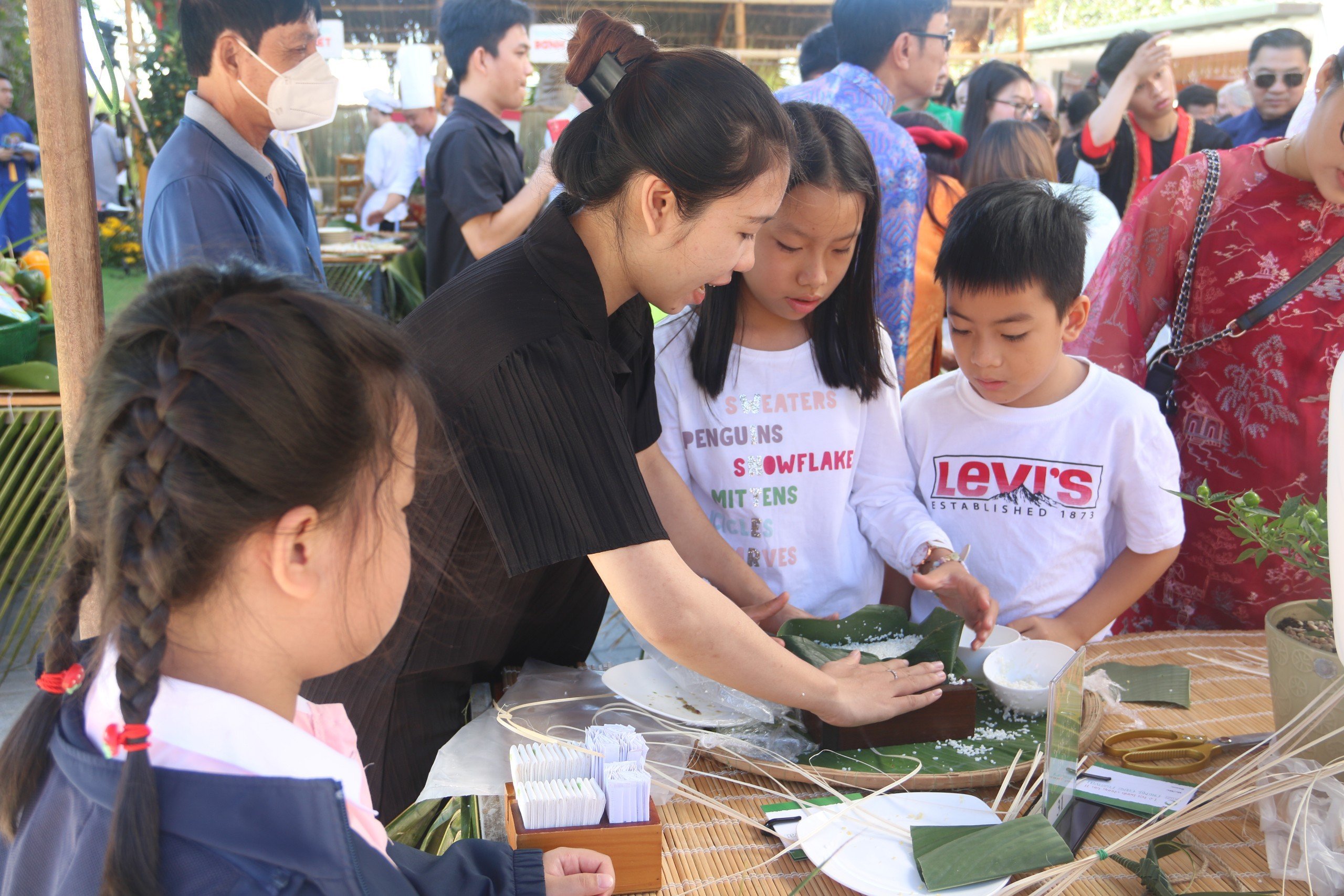 Khách quốc tế trổ tài gói bánh chưng tại Mũi Né- Ảnh 5.