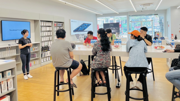 Not only attracting customers to visit and experience the store, the Group Demo workshop event series also provides a lot of useful information about Apple products.