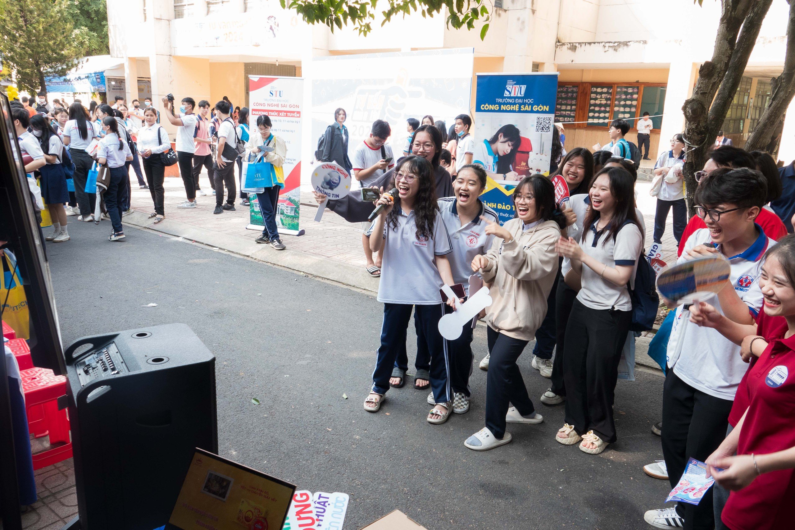 Học sinh Đồng Nai ‘quẩy hết mình’: ‘Đua tài’ văn nghệ, không ngừng hát nhảy tưng bừng- Ảnh 2.