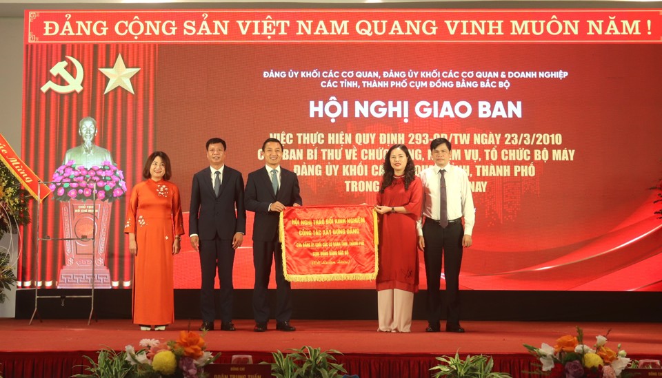 Thường trực Đảng ủy Khối các cơ quan TP Hà Nội trao Cờ luân lưu cho đơn vị đăng cai Hội nghị giao ban lần thứ XVII- năm 2025 tới Thường trực Đảng ủy Khối CQ&DN tỉnh Ninh Bình