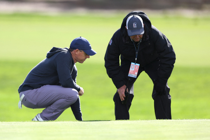 Rory McIlroy trao đổi với trọng tài ở vòng 1 Pebble Beach Pro-Am trên sân Spyglass Hill, California ngày 1/2. Ảnh: AFP