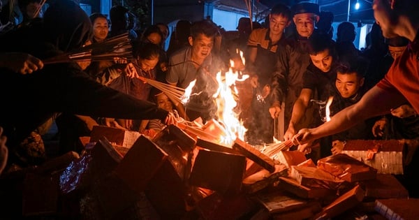 Procesión del fuego para la buena suerte a principios del año de los habitantes de An Dinh