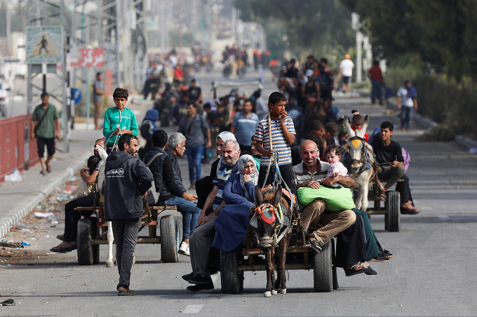 Palestinos evacuados del norte al sur de Gaza el 9 de noviembre. Foto: Reuters