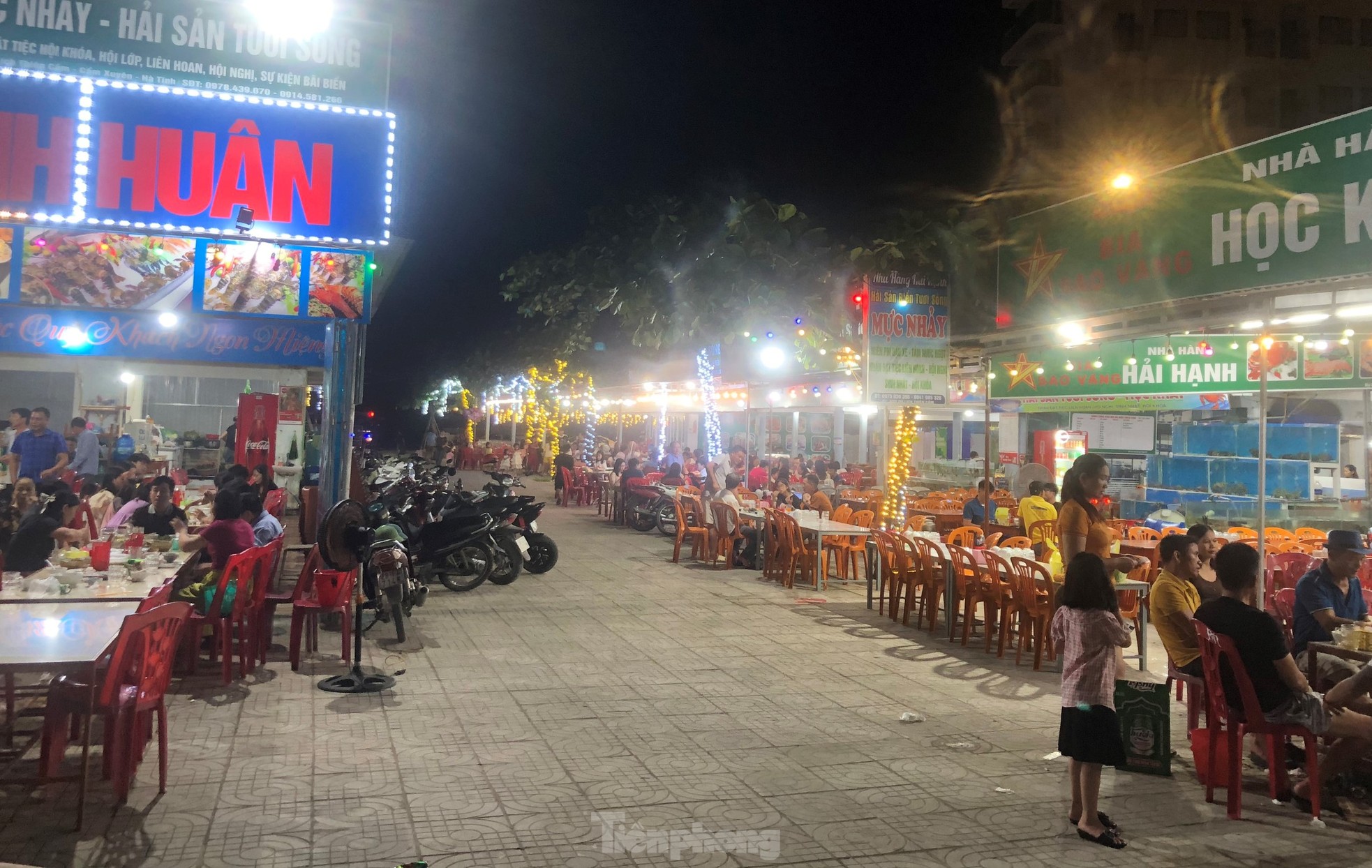 Les touristes viennent à la plage de Thien Cam pour se « rafraîchir » photo 17