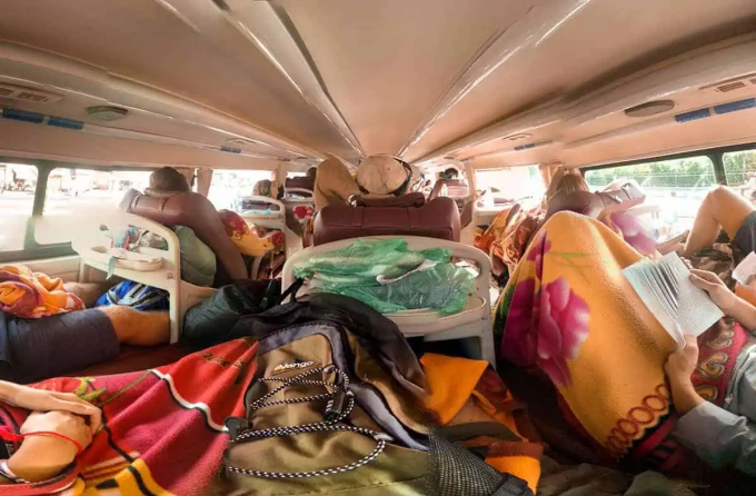 Dernière rangée de sièges dans un bus-couchettes économique au Vietnam. Photo : Backpackers Wanderlust