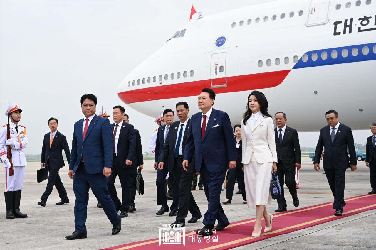 Der südkoreanische Präsident Yoon Suk Yeol und seine Frau Kim Keon Hee am 22. Juni am internationalen Flughafen Noi Bai. Der südkoreanische Präsident Yoon Suk Yeol und seine Frau statteten vom 22. bis 24. Juni auf Einladung von Präsident Vo Van Thuong Vietnam einen Staatsbesuch ab. Foto: Koreanische Botschaft