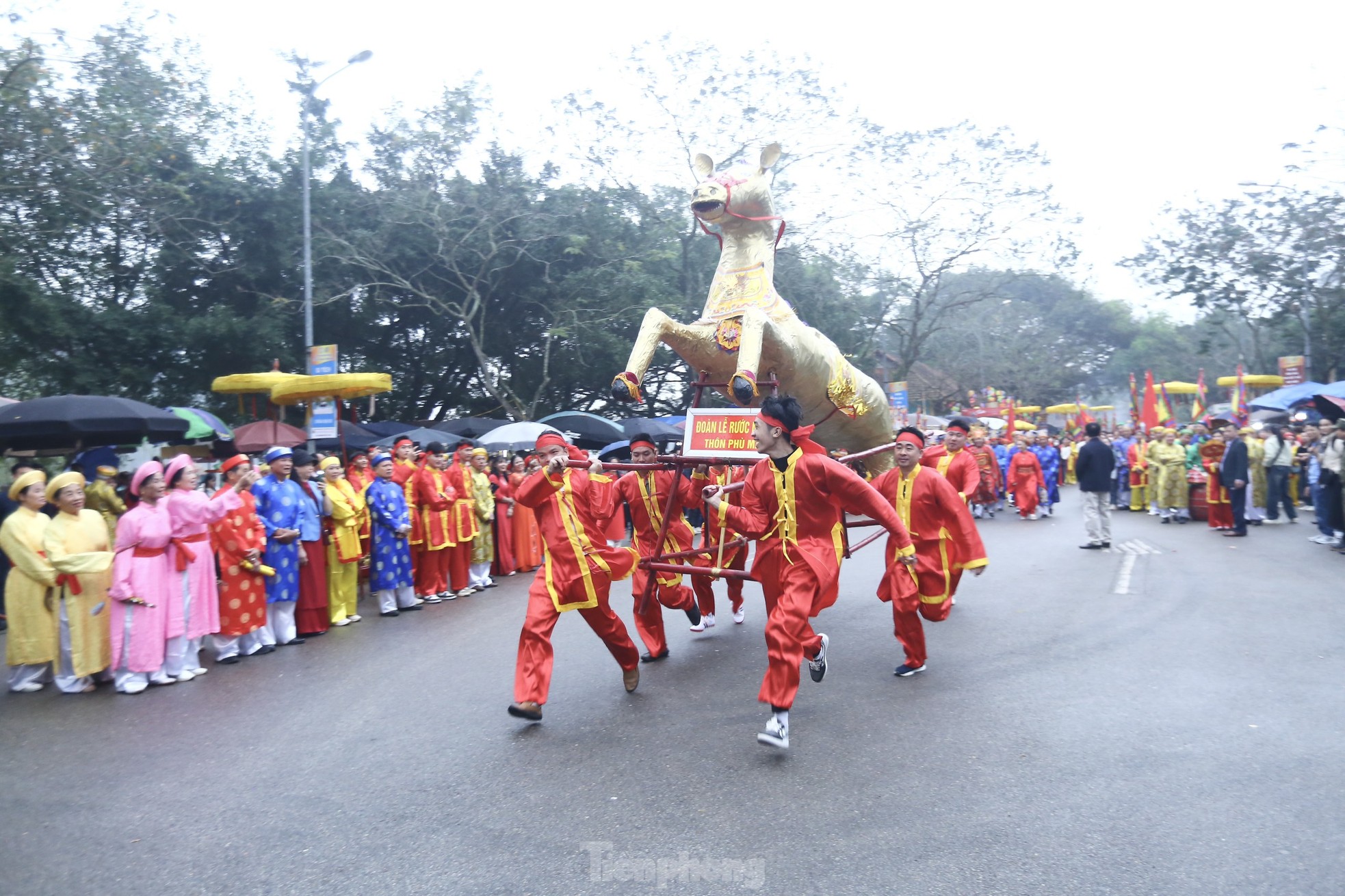 មនុស្ស​ម្នា​ប្រកួត​គ្នា​ដើម្បី​ផ្តល់​សំណាង​ដល់​ឧត្តមសេនីយ​អាយុ ១១ ឆ្នាំ​ក្នុង​ពិធីបុណ្យ Gióng រូបថត​ទី ១២