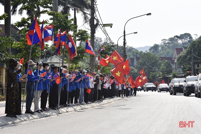 ชาวฮาติญห์เดินทางออกมาต้อนรับร่างของผู้พลีชีพกลับสู่บ้านเกิด