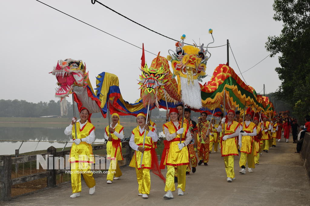 festival traditionnel spécial de la culture du net Dong Hoa Lu photo 3