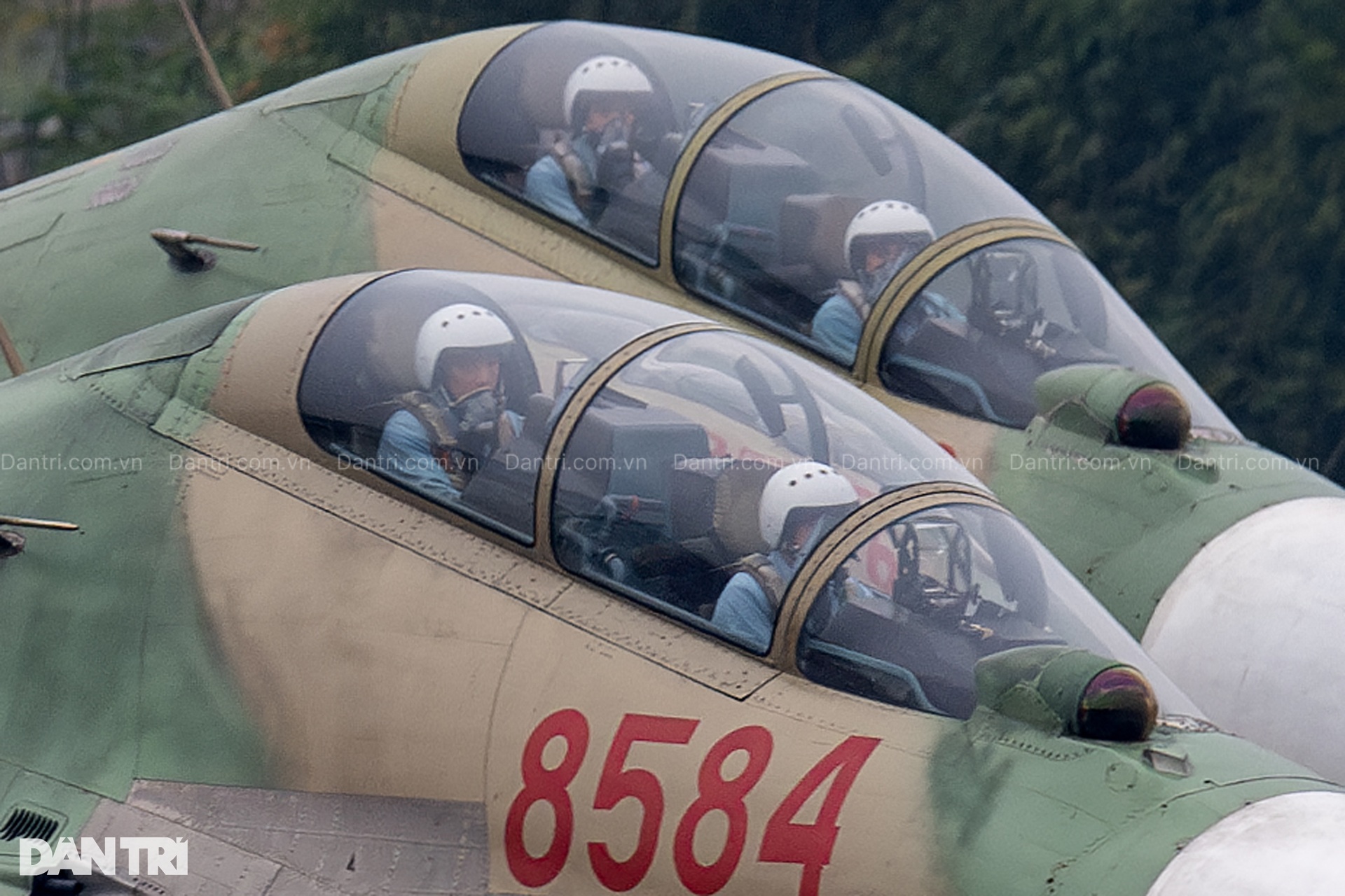 Hổ mang chúa SU-30MK2 thả 96 quả đạn nhiễu rực sáng bầu trời Hà Nội - 3