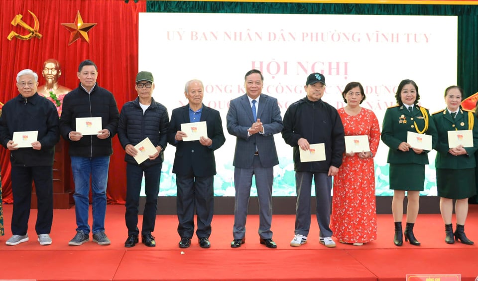 Phó Bí thư Thường trực Thành ủy Hà Nội Nguyễn Văn Phong trao quà tặng những người có công với cách mạng tiêu biểu tại phường Vĩnh Tuy