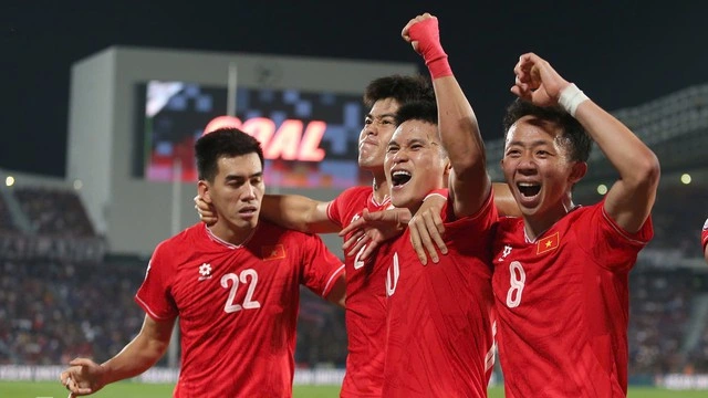 رئيس الوزراء يرسل رسالة تهنئة إلى منتخب فيتنام ويشجع اللاعب شوان سون