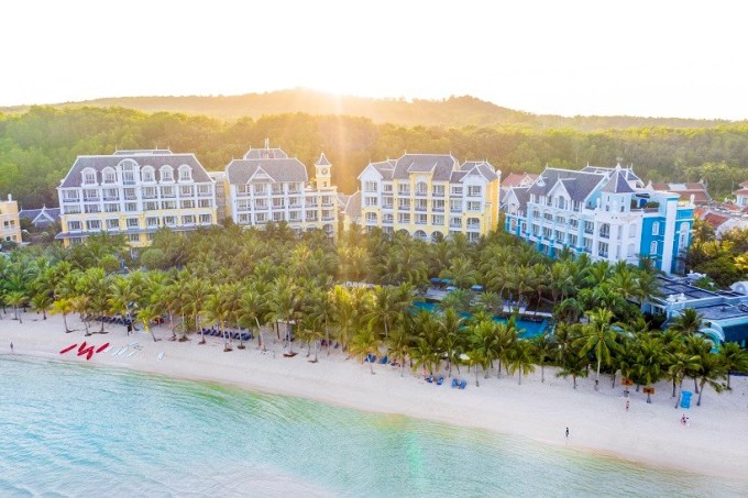 รีสอร์ทริมชายหาดทางตอนใต้ของเกาะ ภาพ: การจอง
