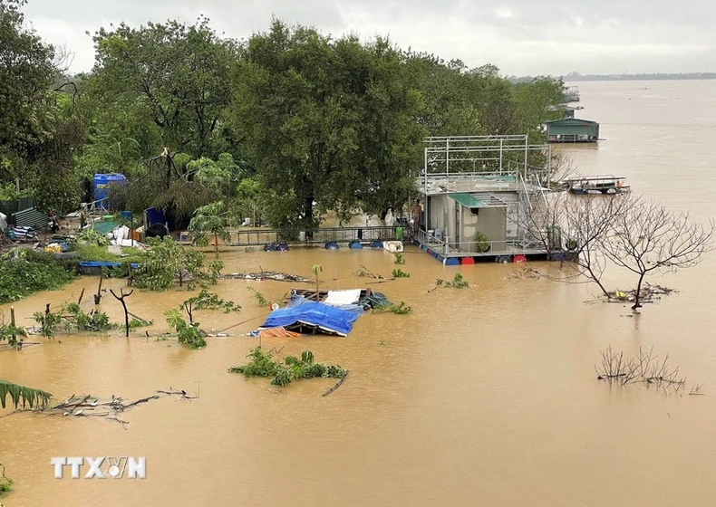 Die Überschwemmungen des Thao-Flusses überschreiten das historische Niveau, steigende Wasserstände des Roten Flusses wirken sich auf einige Gebiete in Hanoi aus, Foto 48