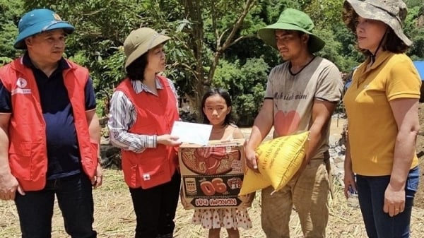 Hỗ trợ 400 triệu đồng và 200 thùng hàng cho các gia đình tại Yên Bái bị thiệt hại do mưa lũ