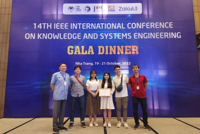 Ngân Hà and some ORLab members at the KSE 2022 international conference. Photo: Character provided