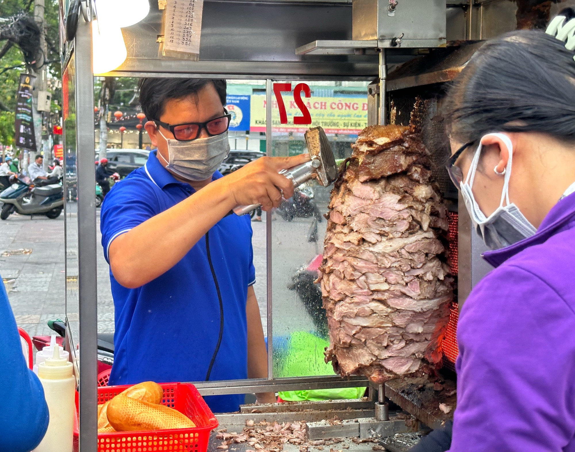 Bánh mì Thổ Nhĩ Kỳ… ‘rất Việt Nam’ ở TP.HCM: Hấp dẫn với muôn vàn biến tấu - Ảnh 1.