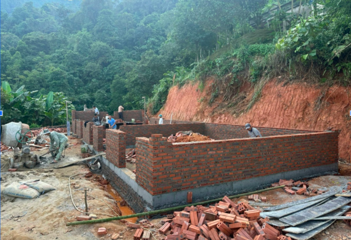 Seo Tong Sanh 幼稚園を再建するための最初のレンガ - Bat Xat - Lao Cai。