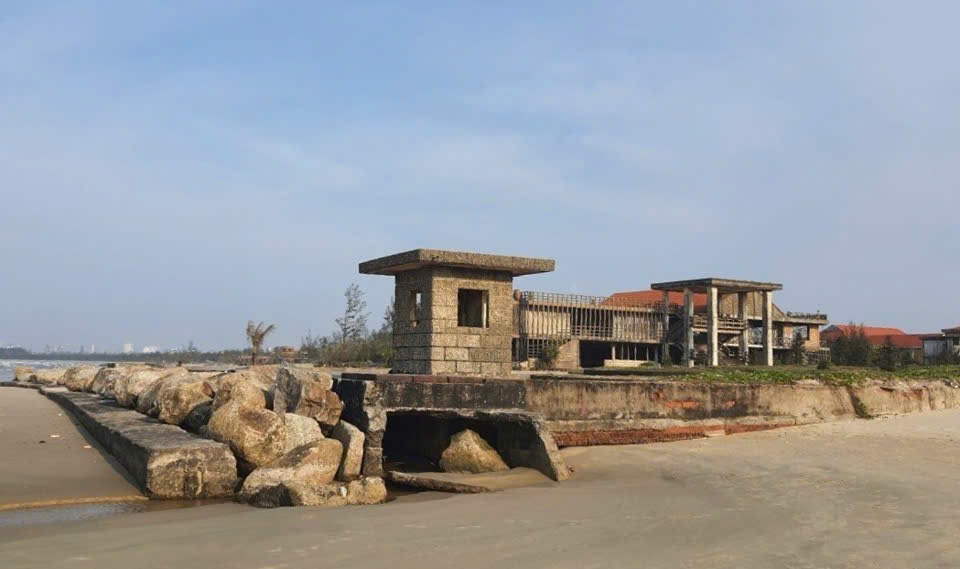 The Thien Dang Eco-tourism Project at Khe Hai Beach (Binh Thanh Commune, Binh Son District) worth more than 1,800 billion VND has been unfinished and abandoned for many years.