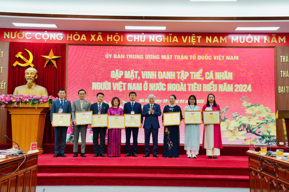 Chairman of the Central Committee of the Vietnam Fatherland Front Do Van Chien presented certificates of merit to 8 collectives and 18 individuals of overseas Vietnamese who have made outstanding achievements in community work and towards their homeland.