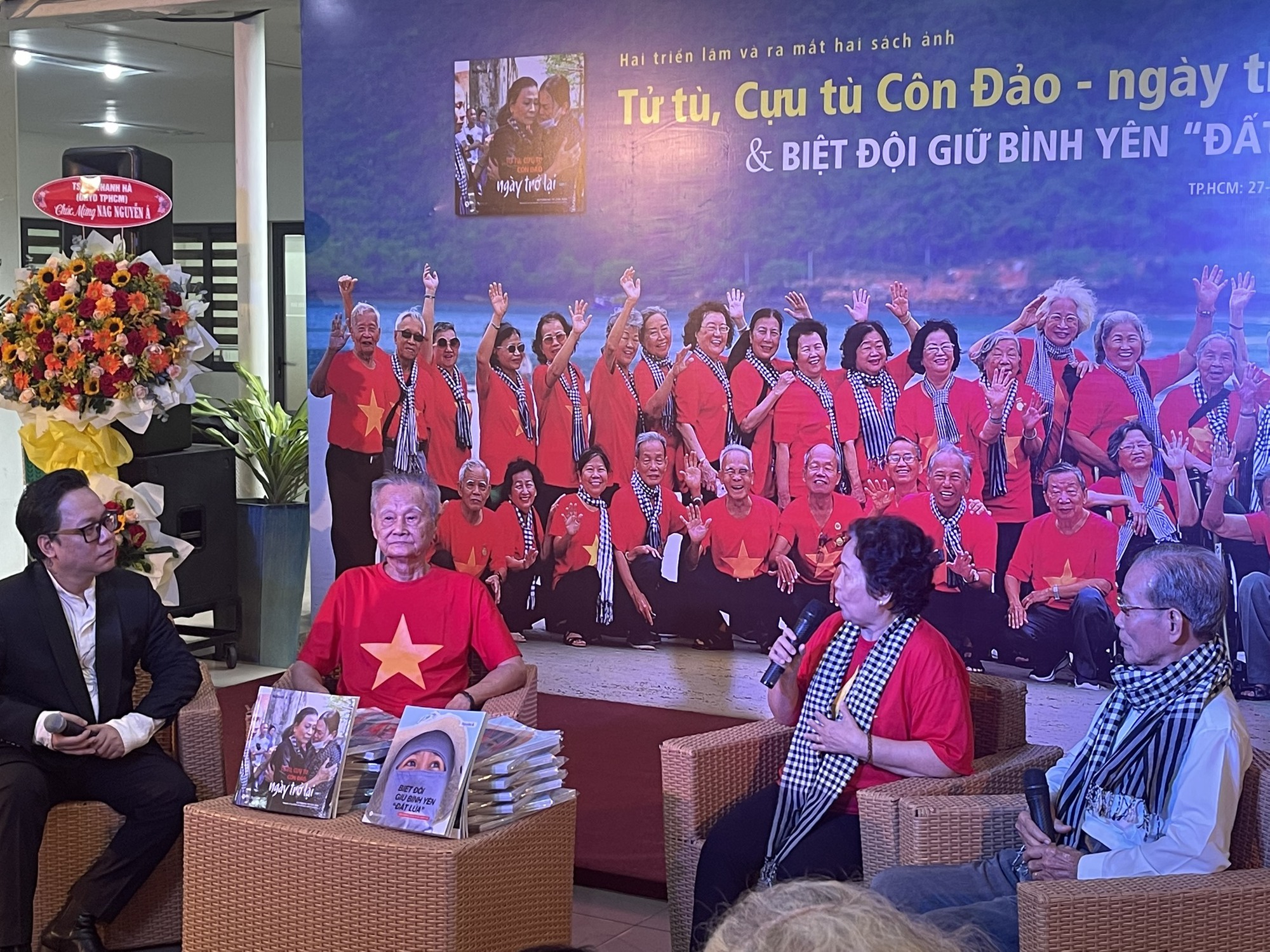 Rưng rưng những bức ảnh của Nguyễn Á 'Tử tù, cựu tù Côn Đảo ngày trở lại' - Ảnh 3.