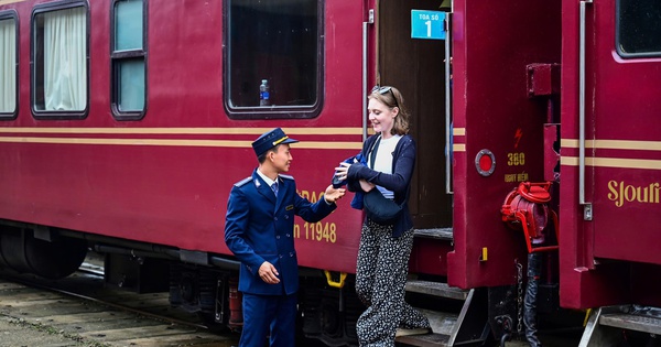 Der Luxuszug der Vietnam Railways bringt Touristen durch Vietnam nach Hue